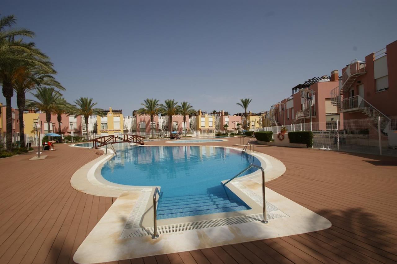 Apartamento en Vera a 300 m de la playa, con patio y salida directa a calle Exterior foto