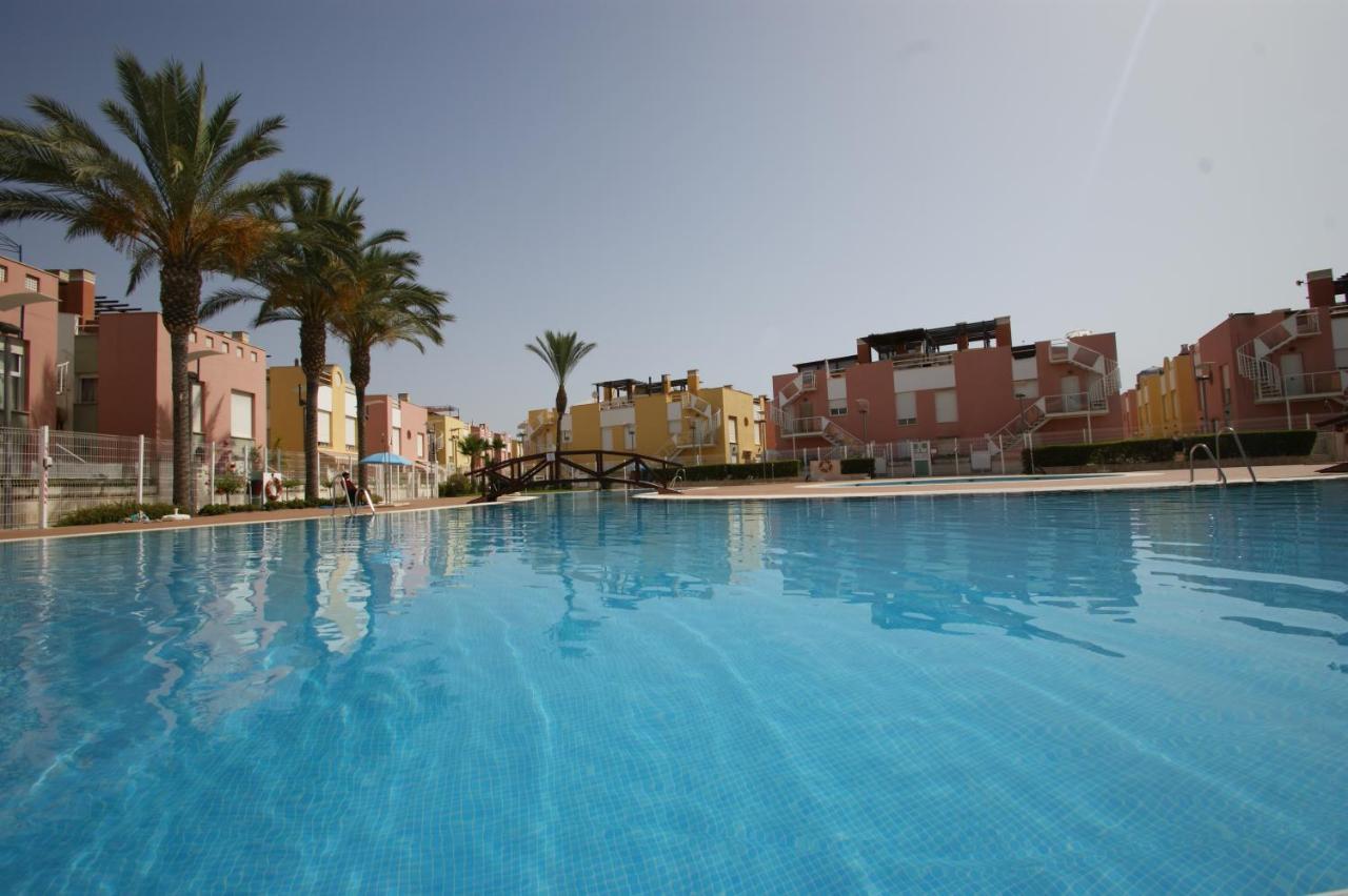 Apartamento en Vera a 300 m de la playa, con patio y salida directa a calle Exterior foto